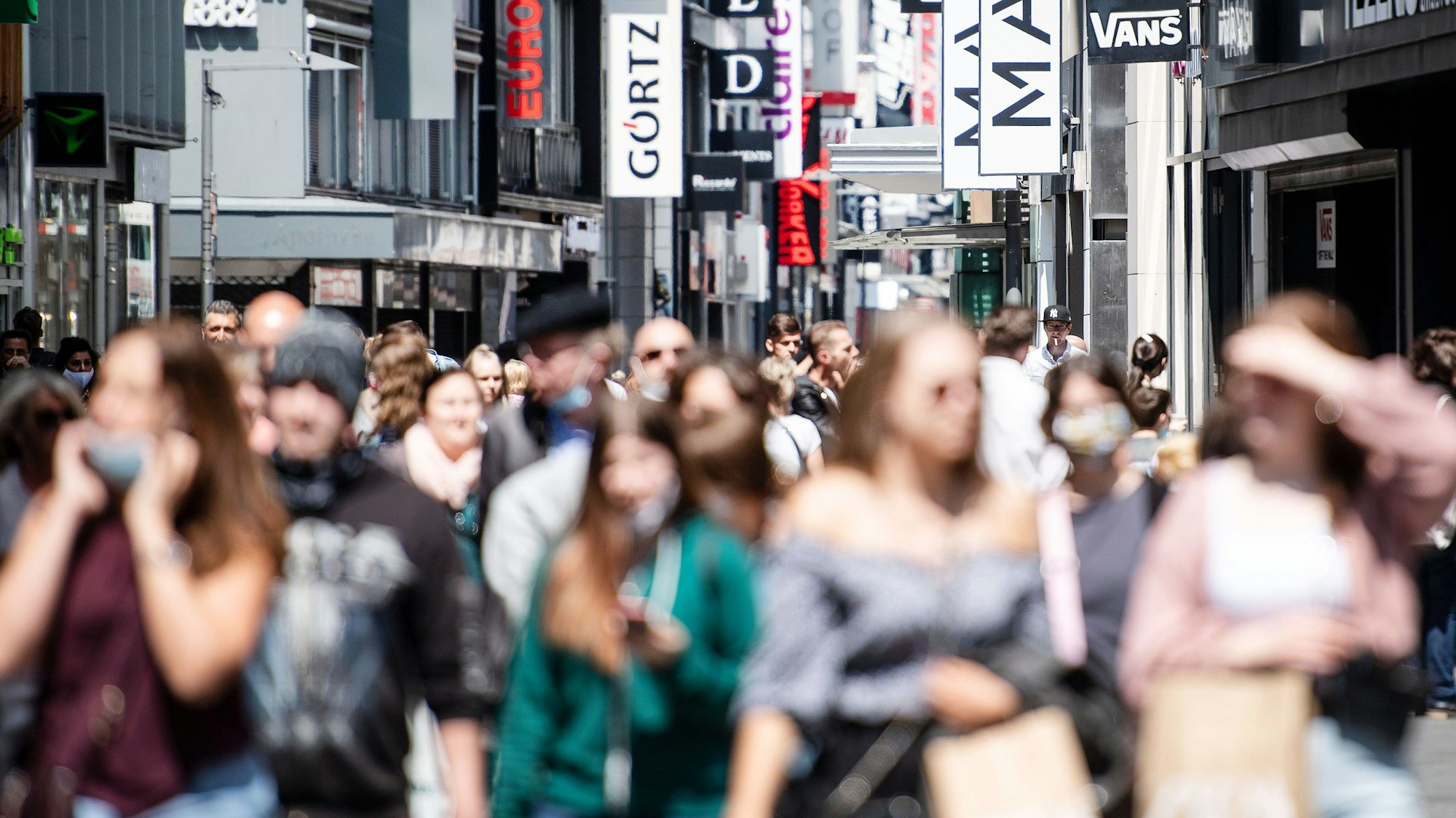 Gedränge auf der Hohe Straße: Gefühlt leben in Köln sehr, sehr viele Menschen. Aber nicht ganz so viele wie gedacht.
