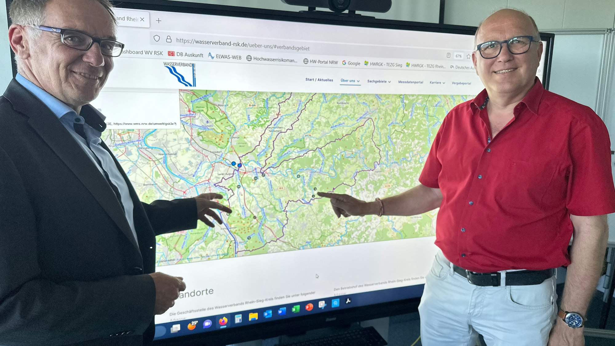 Verbandsvorstehr Rainer Gleß (l.) und Geschäftsführer Oliver Thiele an der Karte des Gebietes des Wasserverbandes.