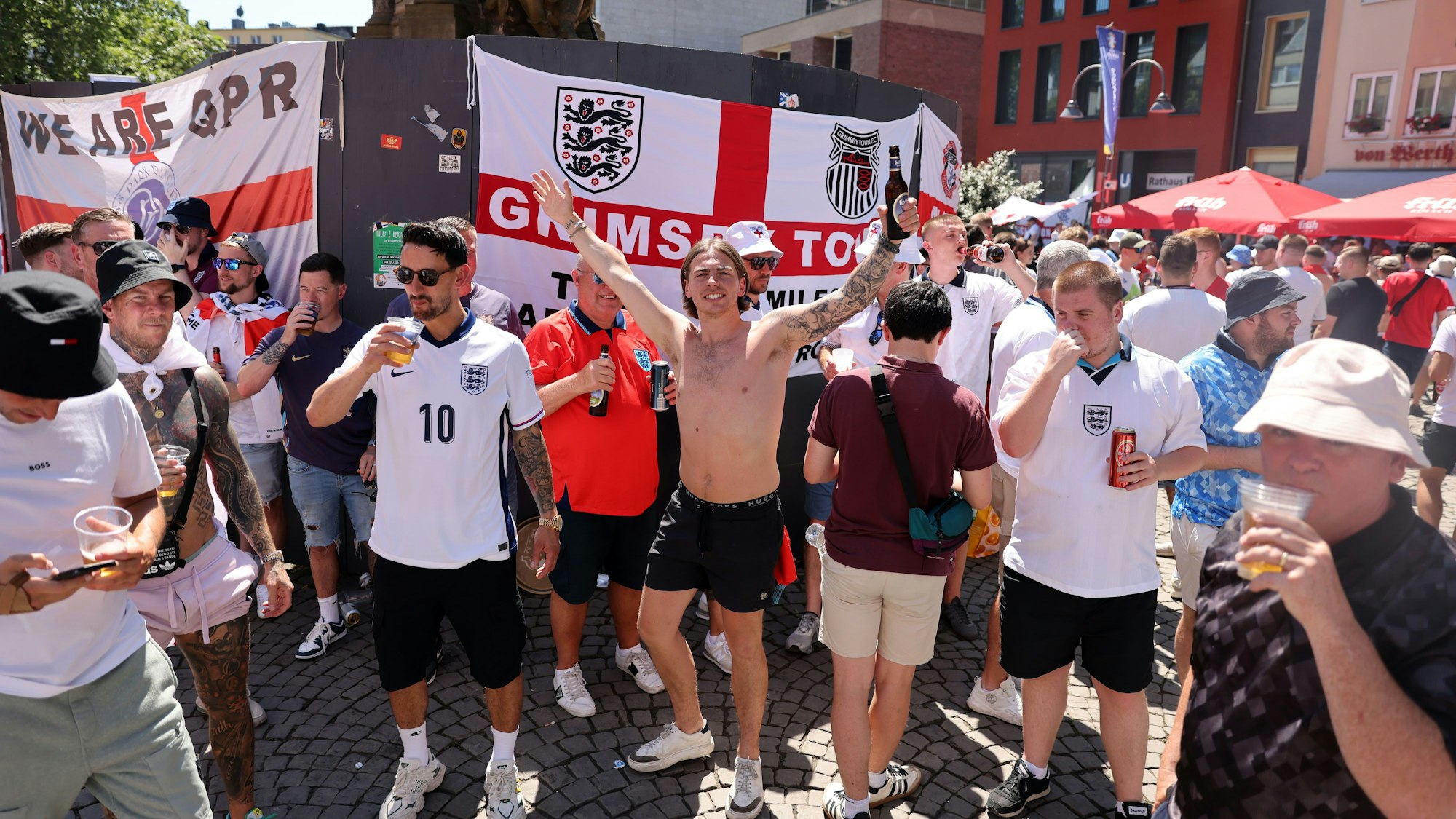 Partyzone in der Altstadt: Die englischen Fans feierten vor allem auf dem Alter Markt und in den umliegenden Gaststätten.