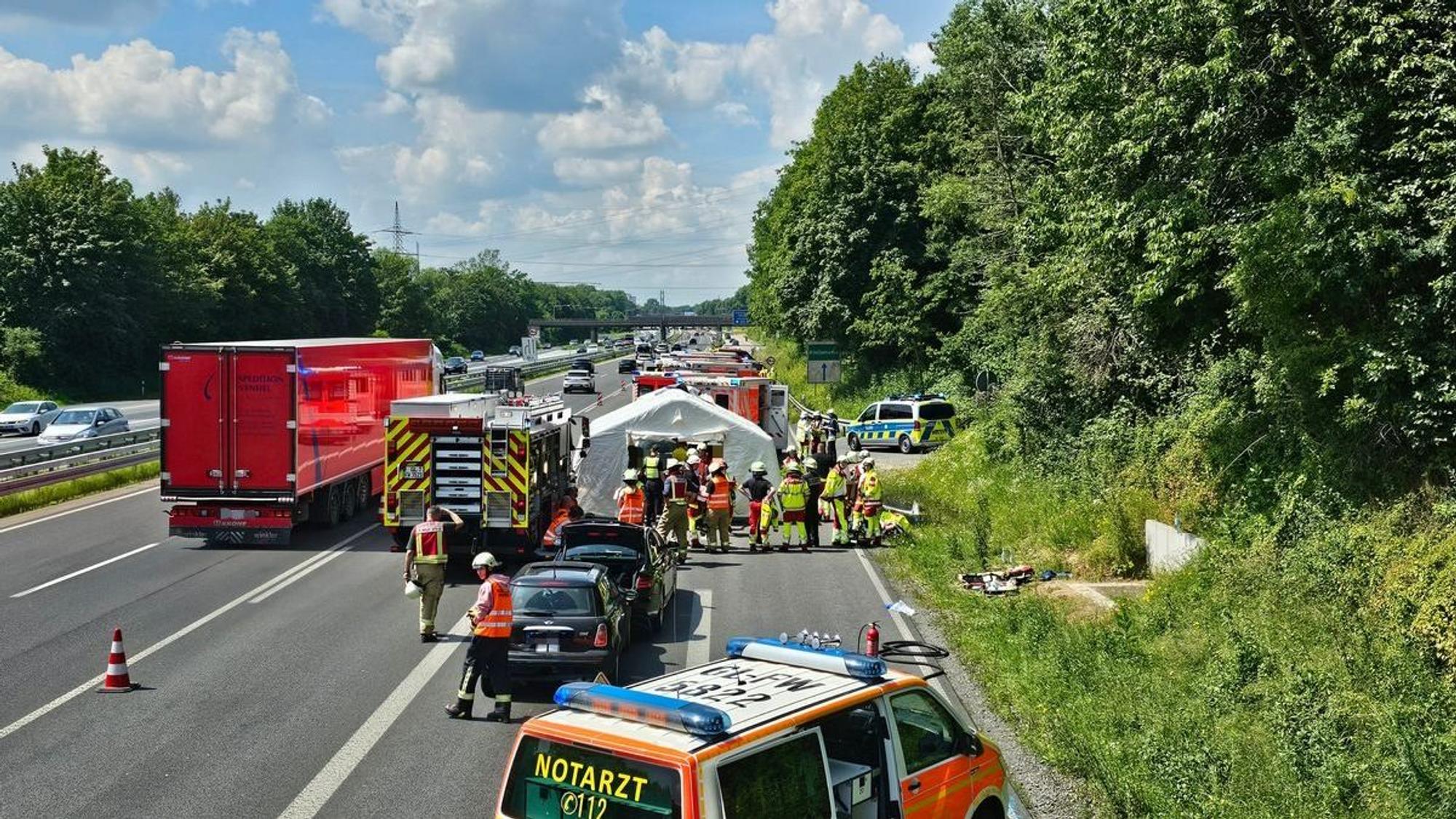 Insgesamt vier Fahrzeuge waren bei dem Verkehrsunfall auf der A1 beteiligt. Da fast alle voll besetzt waren, galt es für die Helfer, 15 Personen zu betreuen. Ein Zelt spendete Schatten und schützte vor neugierigen Blicken.
