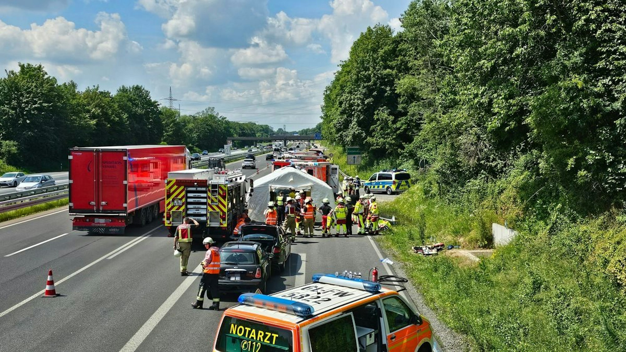 Insgesamt vier Fahrzeuge waren bei dem Verkehrsunfall auf der A1 beteiligt. Da fast alle voll besetzt waren, galt es für die Helfer, 15 Personen zu betreuen. Ein Zelt spendete Schatten und schützte vor neugierigen Blicken.