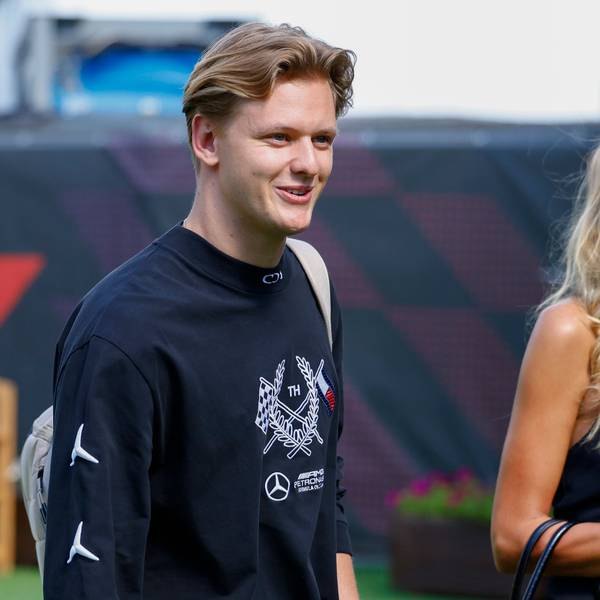 Mick Schumacher und seine Freundin Laila Hasanovic lachen.