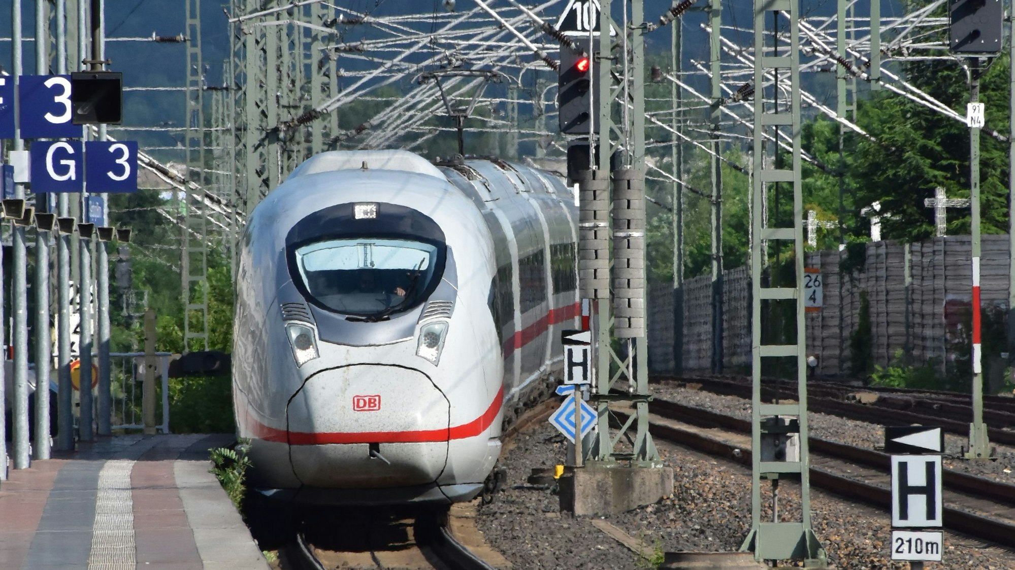Ein ICE fährt in den Bahnhof Siegburg/Bonn ein.