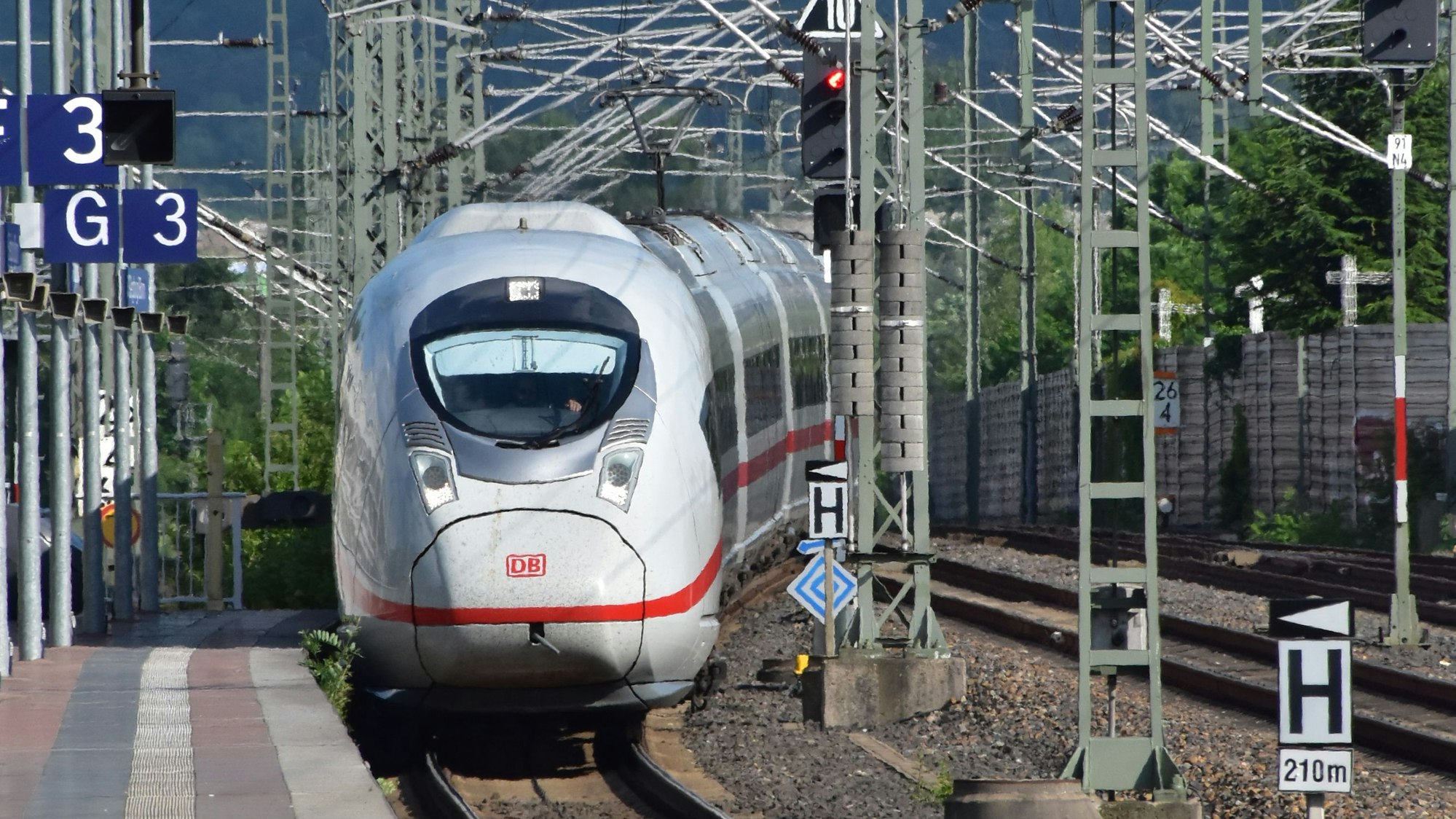 Ein ICE fährt in den Bahnhof Siegburg/Bonn ein.