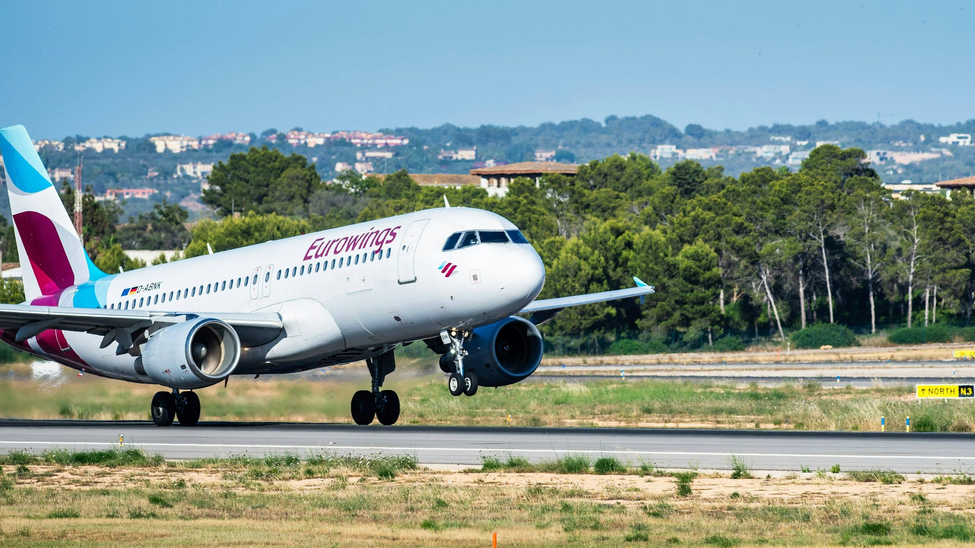 Ein Airbus von Eurowings startet in Palma de Mallorca (Archivbild). Die Beschäftigten eines Tochterunternehmens wollen im Juli streiken.
