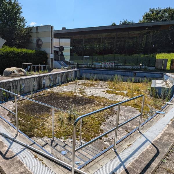 Das Foto zeigt das leere Solebecken hinter dem Familienbad De Bütt, das seit über zehn Jahren verfällt.