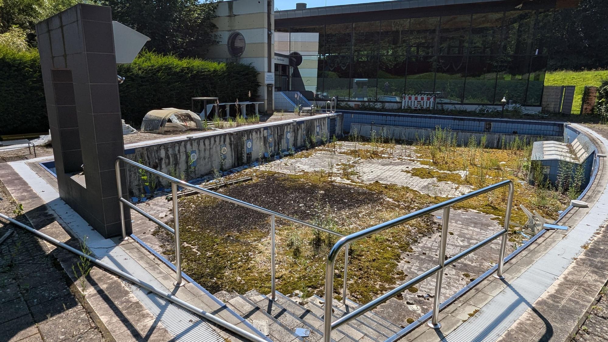 Das Foto zeigt das leere Solebecken hinter dem Familienbad De Bütt, das seit über zehn Jahren verfällt.