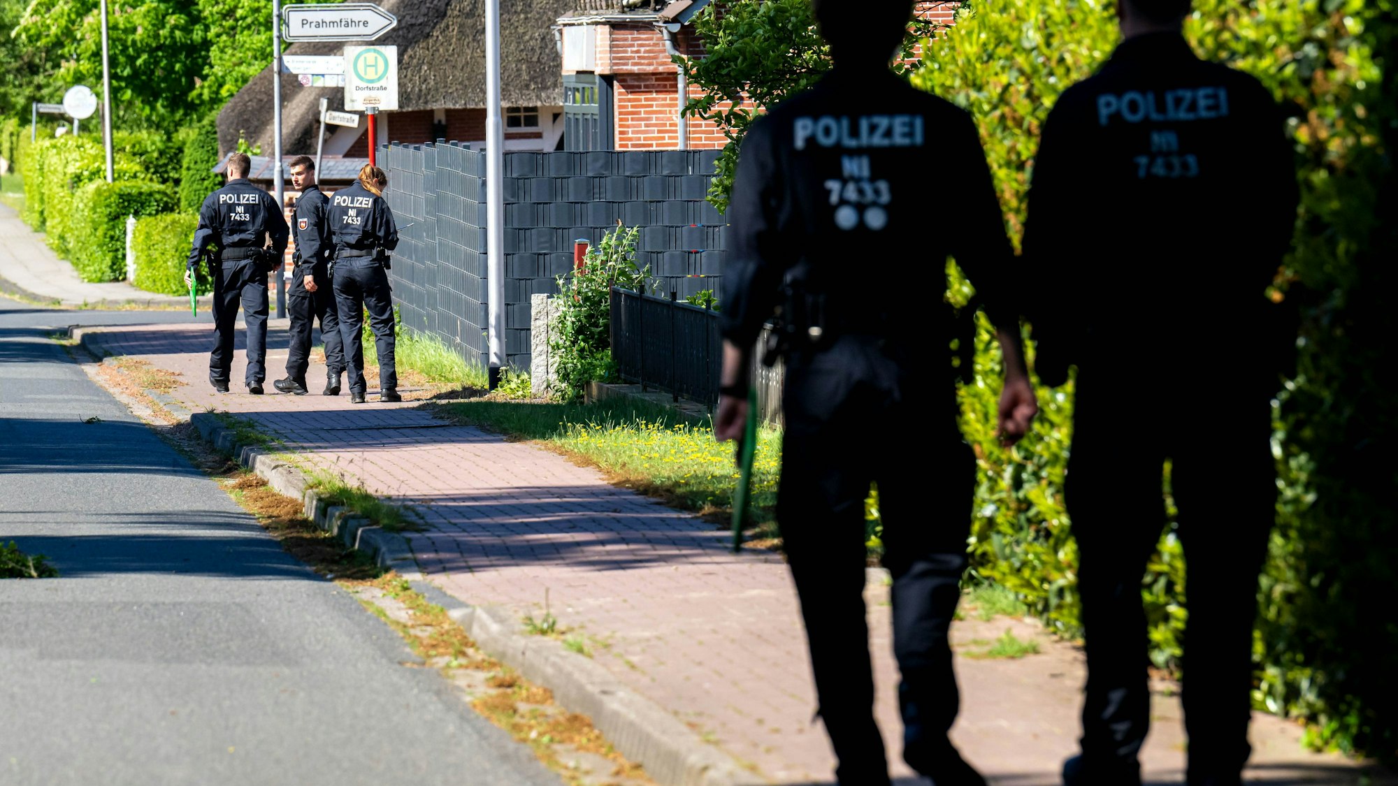 Die Polizei befragt Anwohner im niedersächsischen Estorf. Erst vor wenigen Wochen hatten die Ermittler bei der Suche nach dem vermissten Arian die Ortschaft im Landkreis Stade, unweit von Bremervörde, durchsucht.