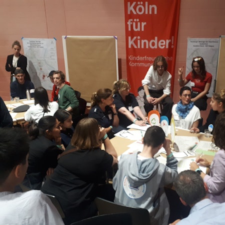 An Diskussions- und Thementischen diskutierten die Kinder und Jugendlichen mit Vertretern von Stadt, Politik, AWB und Polizei; im Innenhof gab's Spiele und Snacks.
