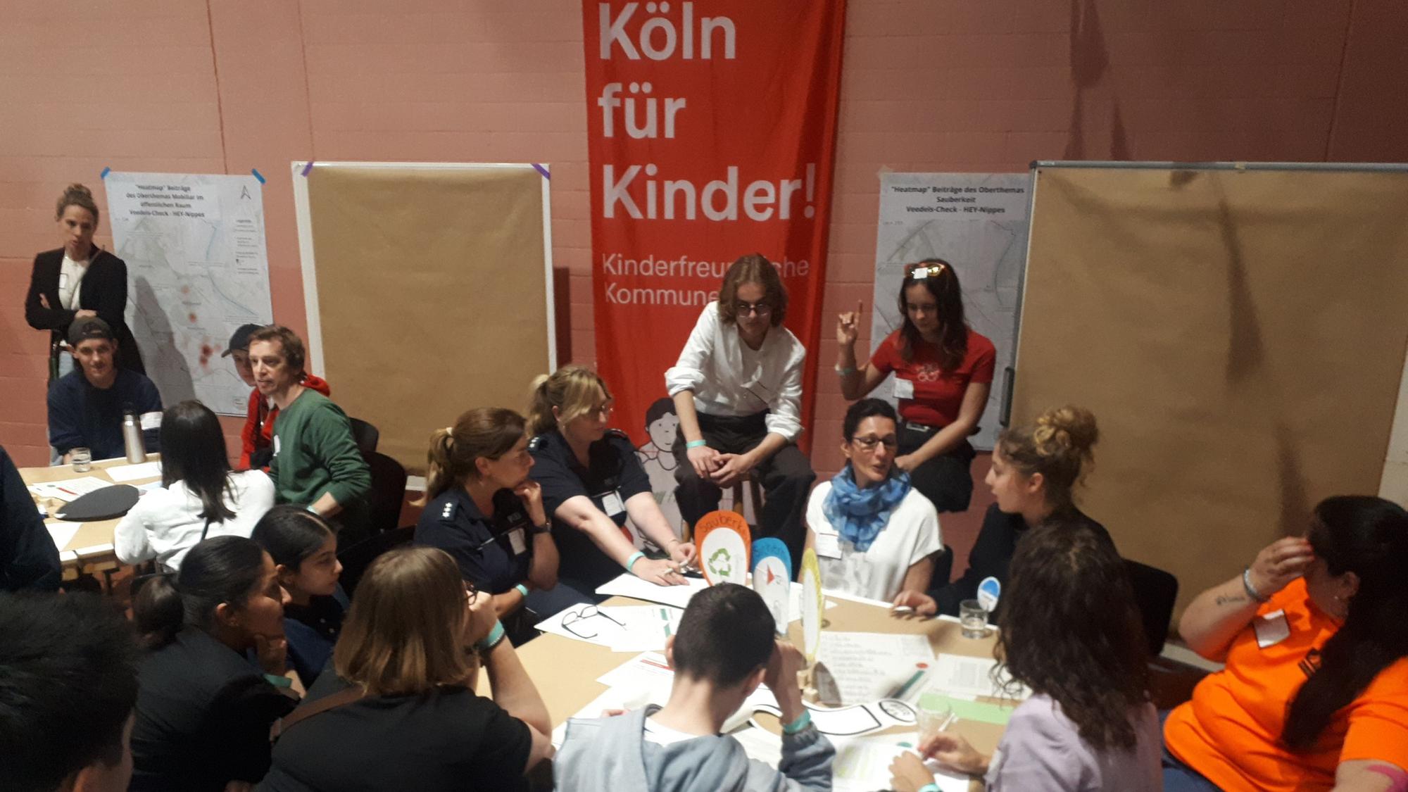 An Diskussions- und Thementischen diskutierten die Kinder und Jugendlichen mit Vertretern von Stadt, Politik, AWB und Polizei; im Innenhof gab's Spiele und Snacks.
