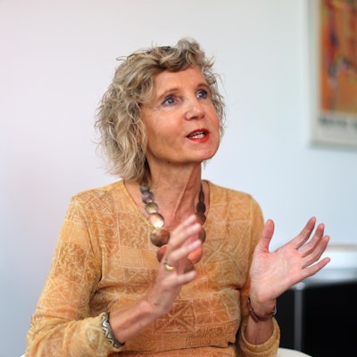 „Nach den Sternen greifen und (fast) Unmögliches wagen“ ist das Lebensmotto von Hannelore Vogt, die im Portrait, mit klarem Blick und gestikulierend zu sehen ist.