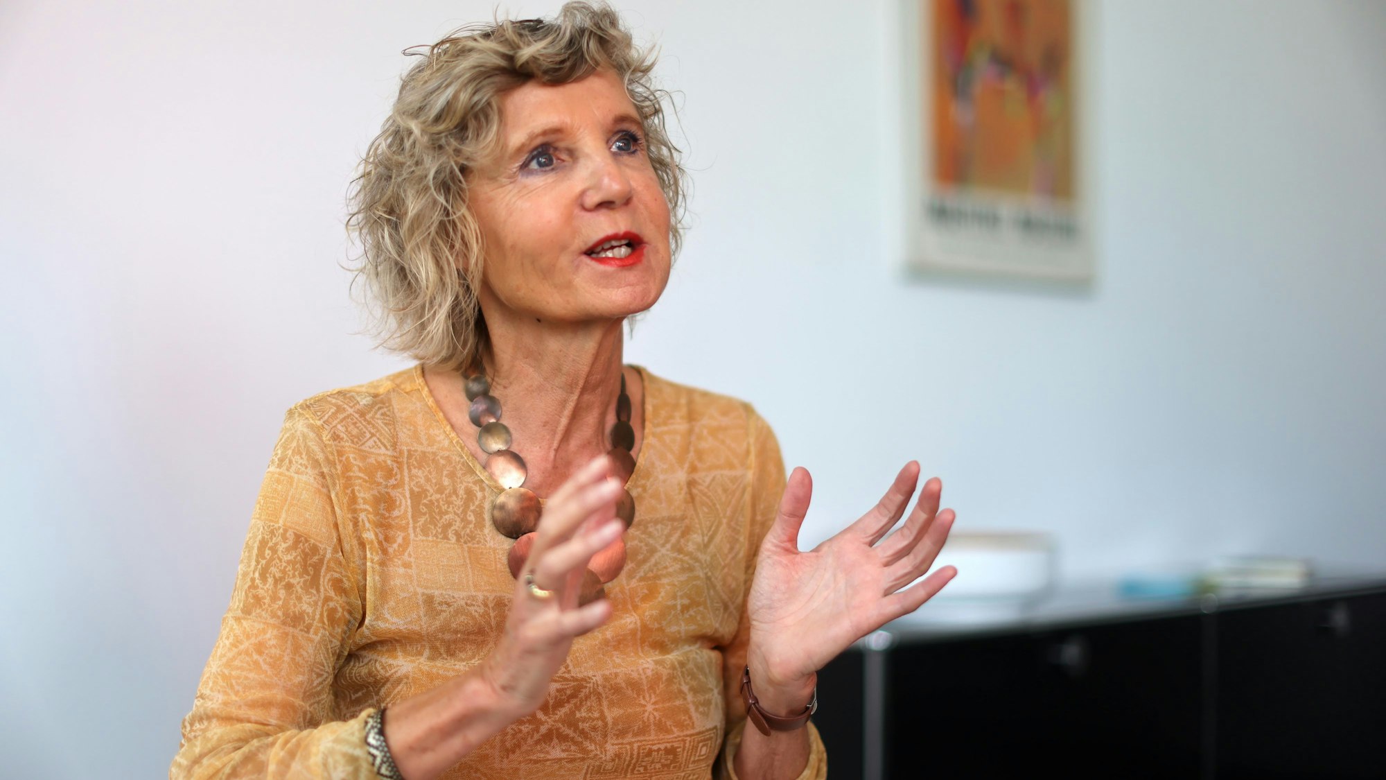 „Nach den Sternen greifen und (fast) Unmögliches wagen“ ist das Lebensmotto von Hannelore Vogt, die im Portrait, mit klarem Blick und gestikulierend zu sehen ist.