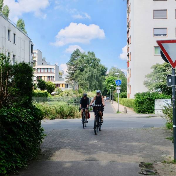 Radfahrer, die die Radroute in Weiden-Süd befahren, müssen an den Straße, die sie queren, laut Verkehrsschild dem Autoverkehr Vorfahrt gewähren.