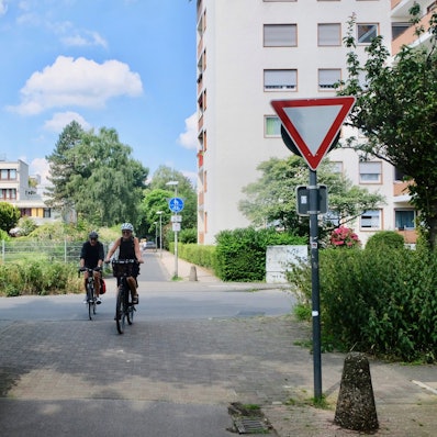 Radfahrer, die die Radroute in Weiden-Süd befahren, müssen an den Straße, die sie queren, laut Verkehrsschild dem Autoverkehr Vorfahrt gewähren.