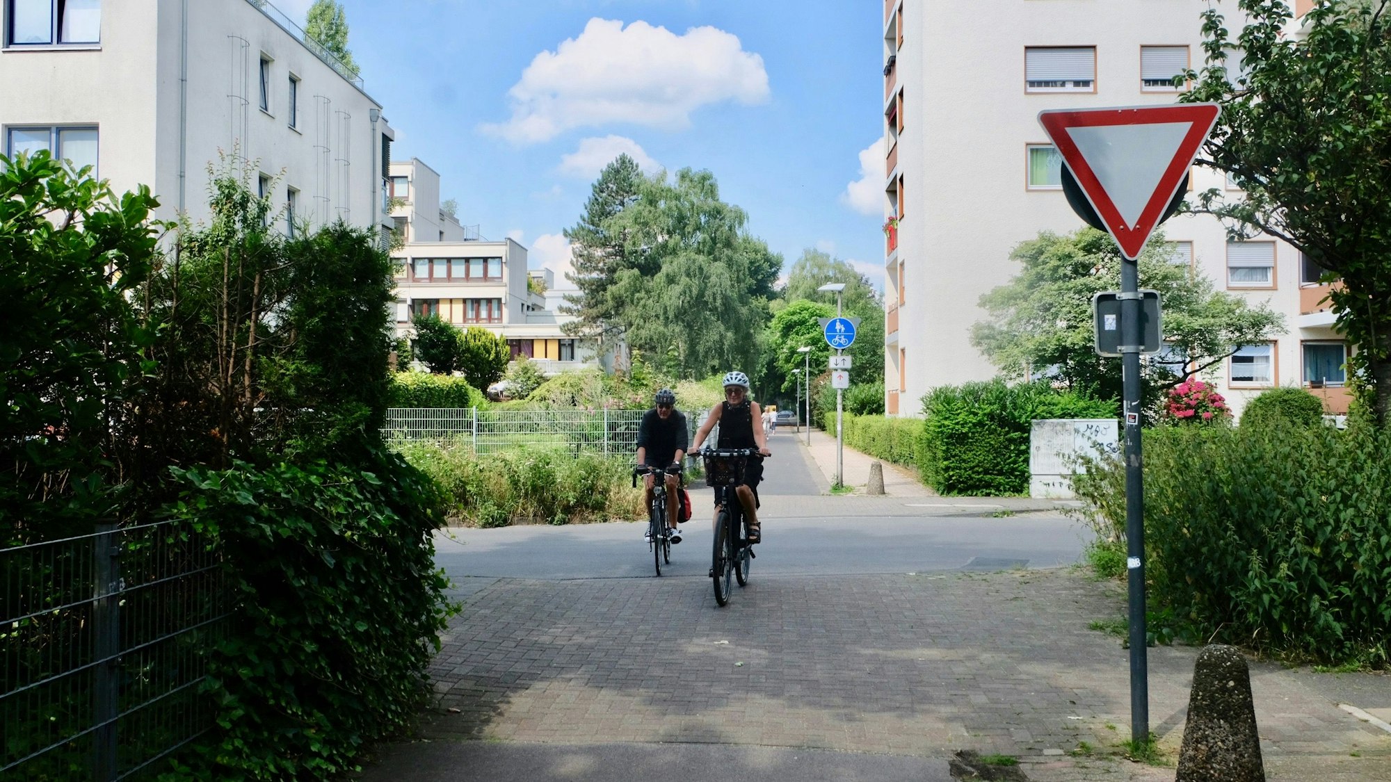 Radfahrer, die die Radroute in Weiden-Süd befahren, müssen an den Straße, die sie queren, laut Verkehrsschild dem Autoverkehr Vorfahrt gewähren.