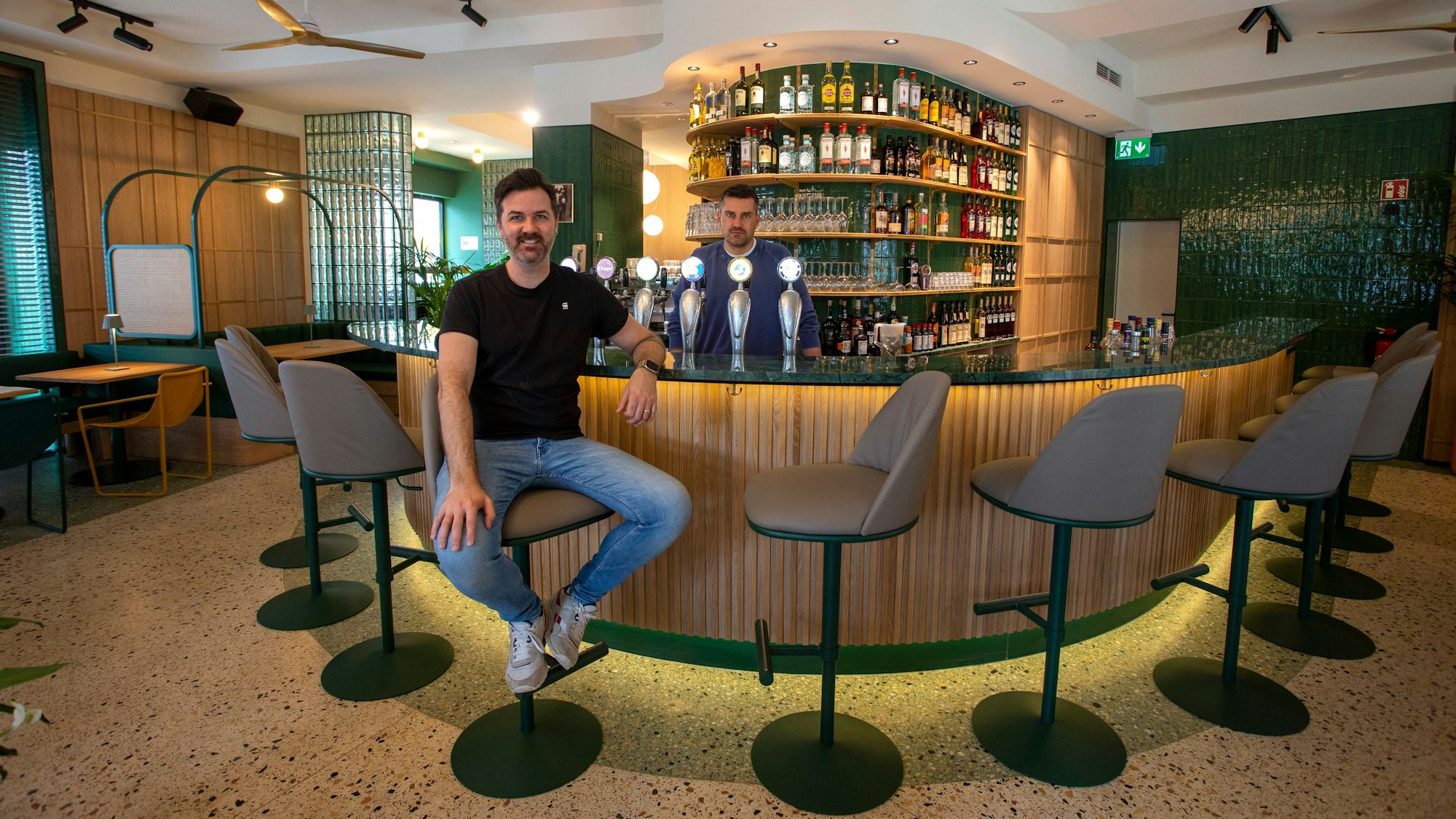 Sascha (vorne) und Mikko Bayer an der Theke des „Jim & June“ in Köln.Thomas Banneyer