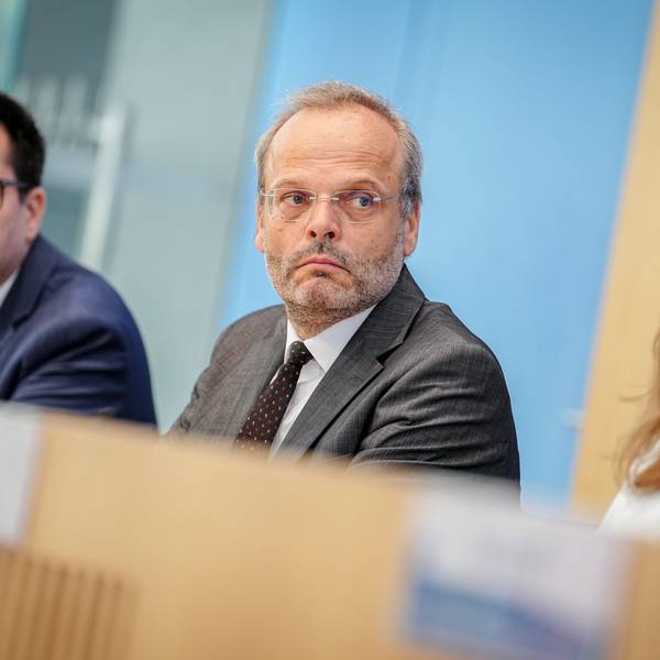 Daniel Botmann (l-r), Geschäftsführer des Zentralrats der Juden in Deutschland, Felix Klein, Antisemitismusbeauftragter der Bundesregierung, und Bianca Loy, wissenschaftliche Referentin beim Bundesverband RIAS e.V. (Bundesverband der Recherche- und Informationsstellen Antisemitismus), stellen den Jahresbericht „Antisemitische Vorfälle in Deutschland 2023“ vom Bundesverband Rias auf einer Pressekonferenz vor.