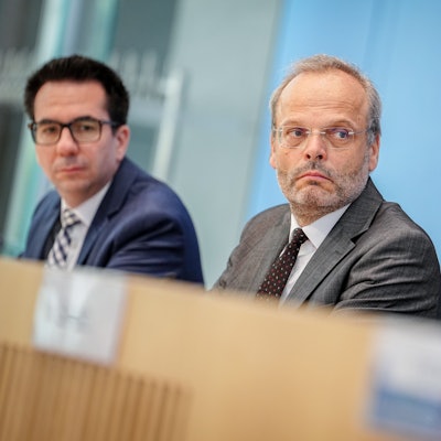 Daniel Botmann (l-r), Geschäftsführer des Zentralrats der Juden in Deutschland, Felix Klein, Antisemitismusbeauftragter der Bundesregierung, und Bianca Loy, wissenschaftliche Referentin beim Bundesverband RIAS e.V. (Bundesverband der Recherche- und Informationsstellen Antisemitismus), stellen den Jahresbericht „Antisemitische Vorfälle in Deutschland 2023“ vom Bundesverband Rias auf einer Pressekonferenz vor.