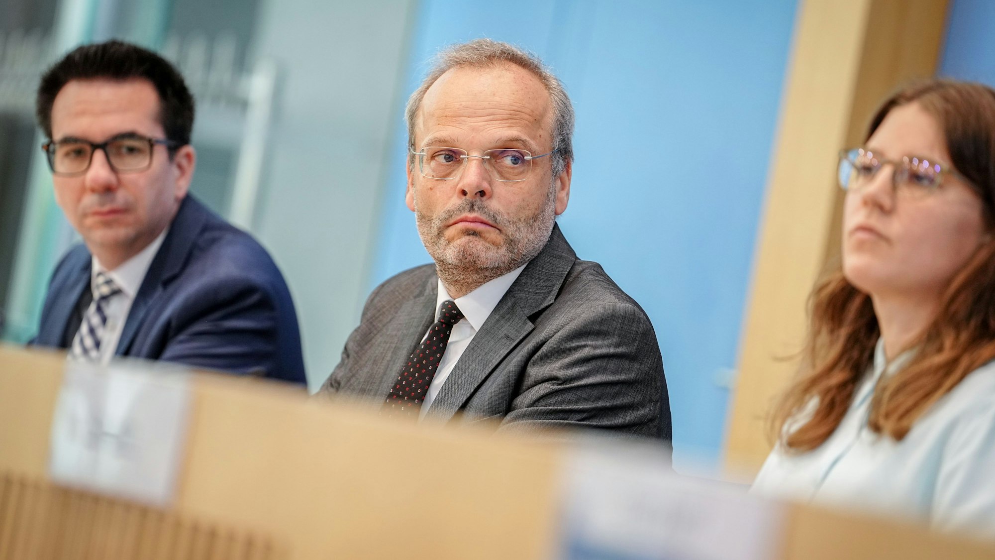 Daniel Botmann (l-r), Geschäftsführer des Zentralrats der Juden in Deutschland, Felix Klein, Antisemitismusbeauftragter der Bundesregierung, und Bianca Loy, wissenschaftliche Referentin beim Bundesverband RIAS e.V. (Bundesverband der Recherche- und Informationsstellen Antisemitismus), stellen den Jahresbericht „Antisemitische Vorfälle in Deutschland 2023“ vom Bundesverband Rias auf einer Pressekonferenz vor.