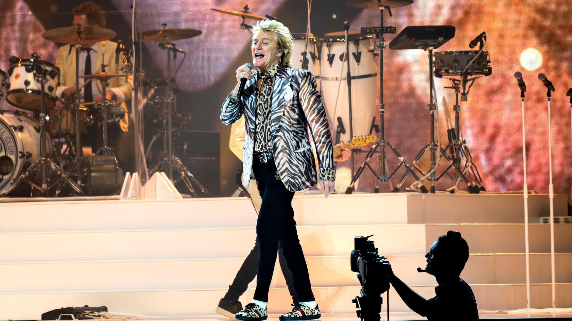 Rod Stewart steht auf der Bühne