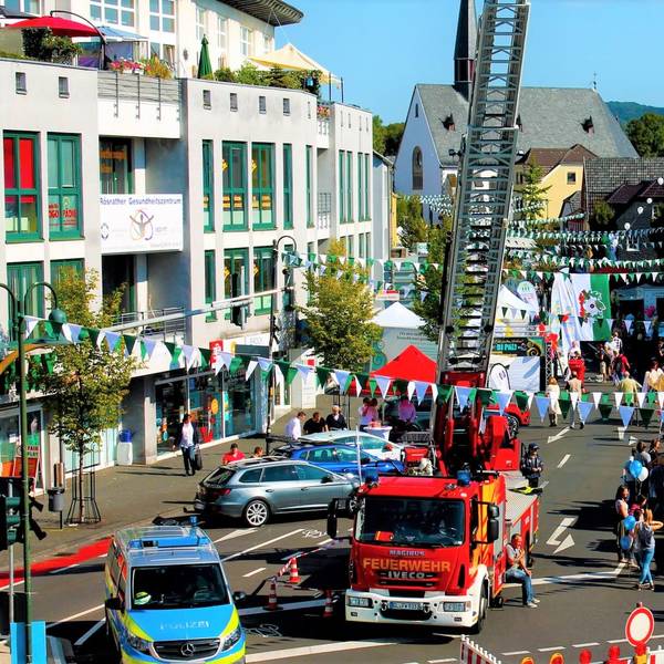 Die Hauptstraße zwischen Sülztalstraße und Bensberger Straße in Rösrath.