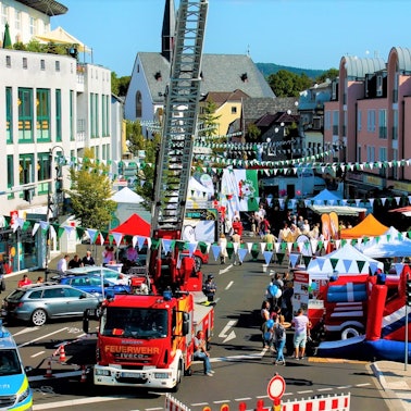 Die Hauptstraße zwischen Sülztalstraße und Bensberger Straße in Rösrath.