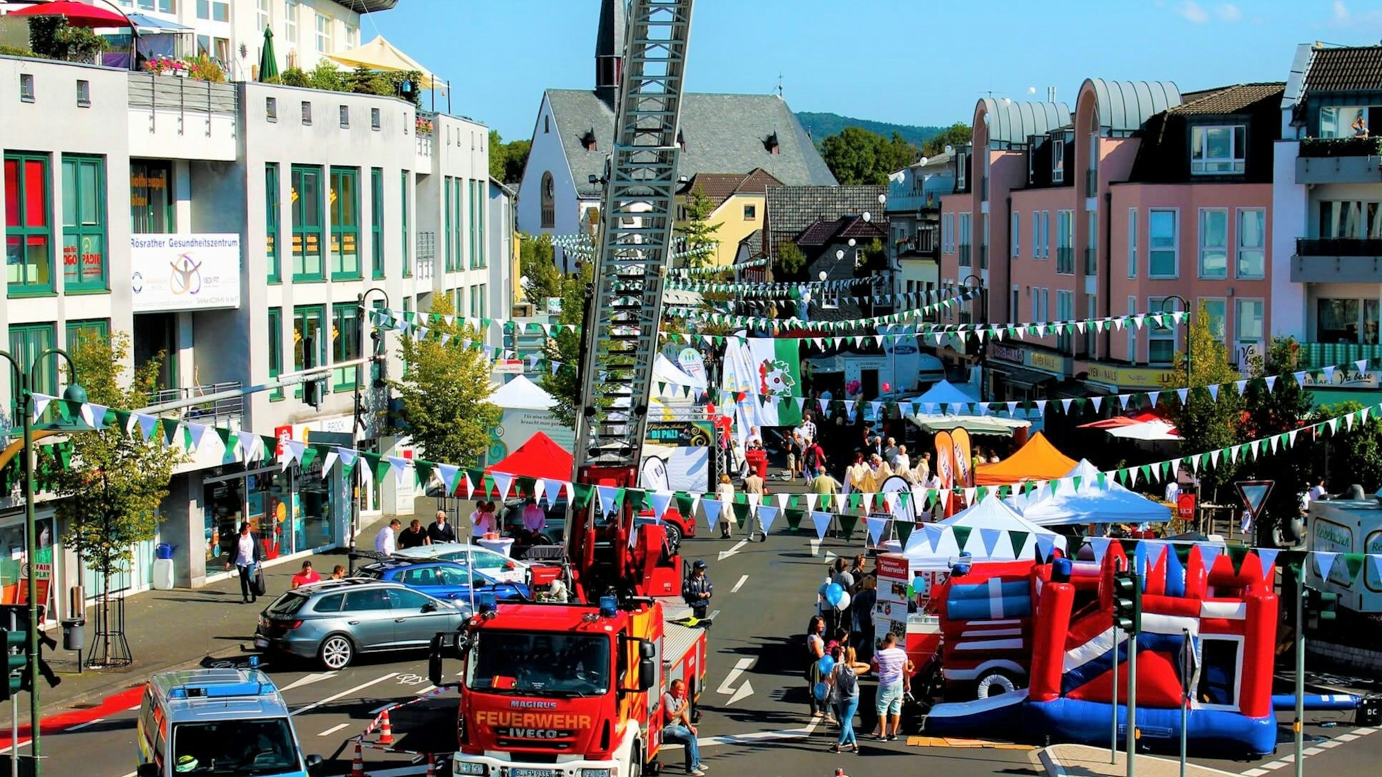 Die Hauptstraße zwischen Sülztalstraße und Bensberger Straße in Rösrath.