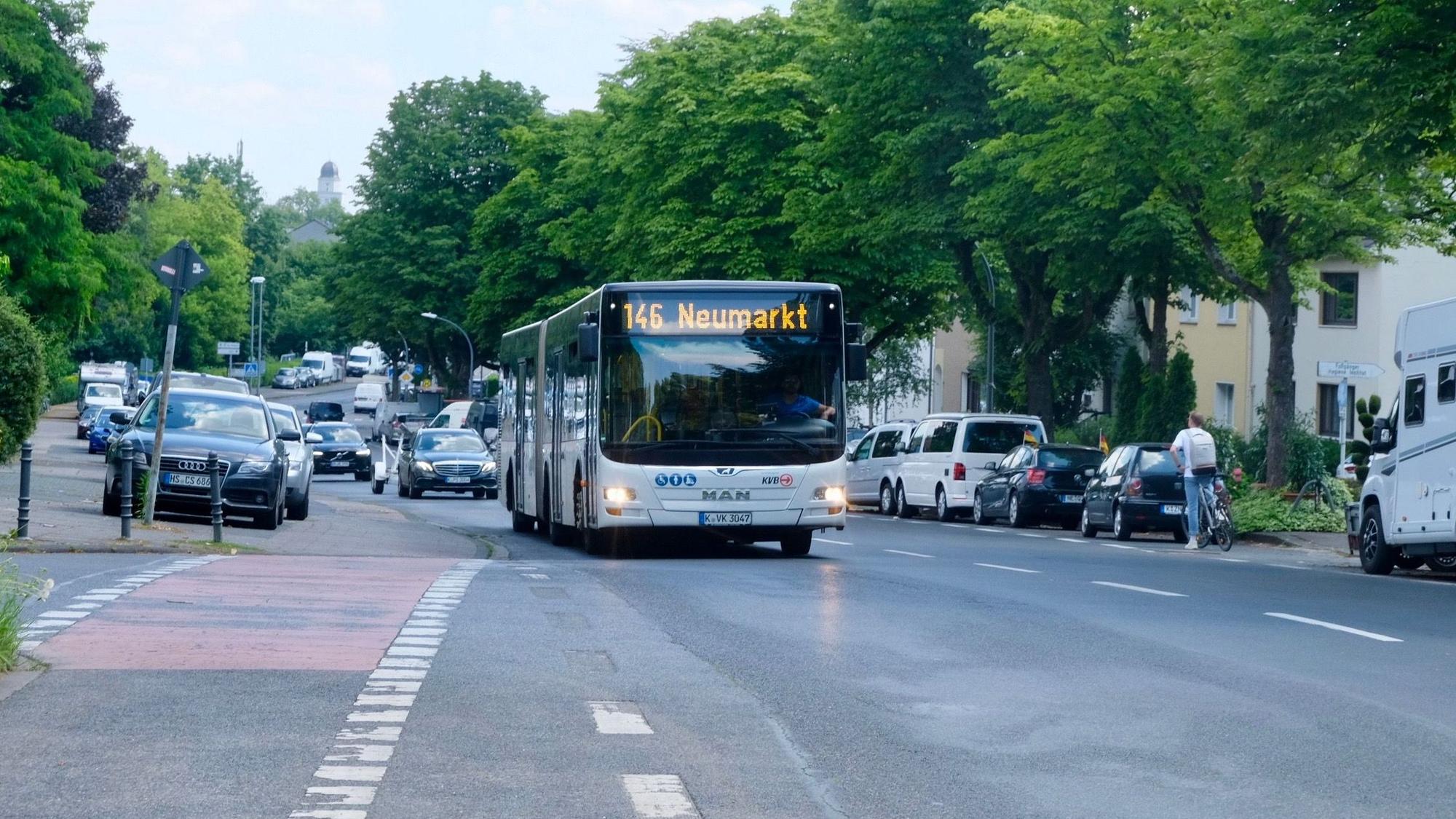Die Buslinie 146 verkehrt derzeit zwischen Neumarkt und Deckstein in Lindenthal.
