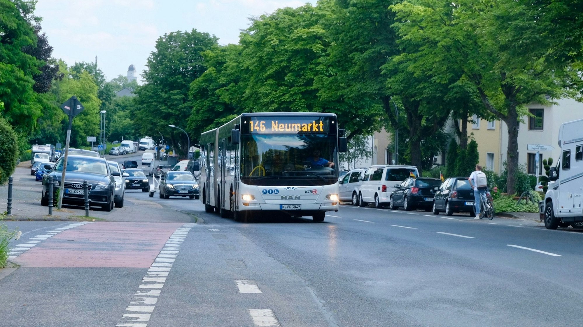 Die Buslinie 146 verkehrt derzeit zwischen Neumarkt und Deckstein in Lindenthal.