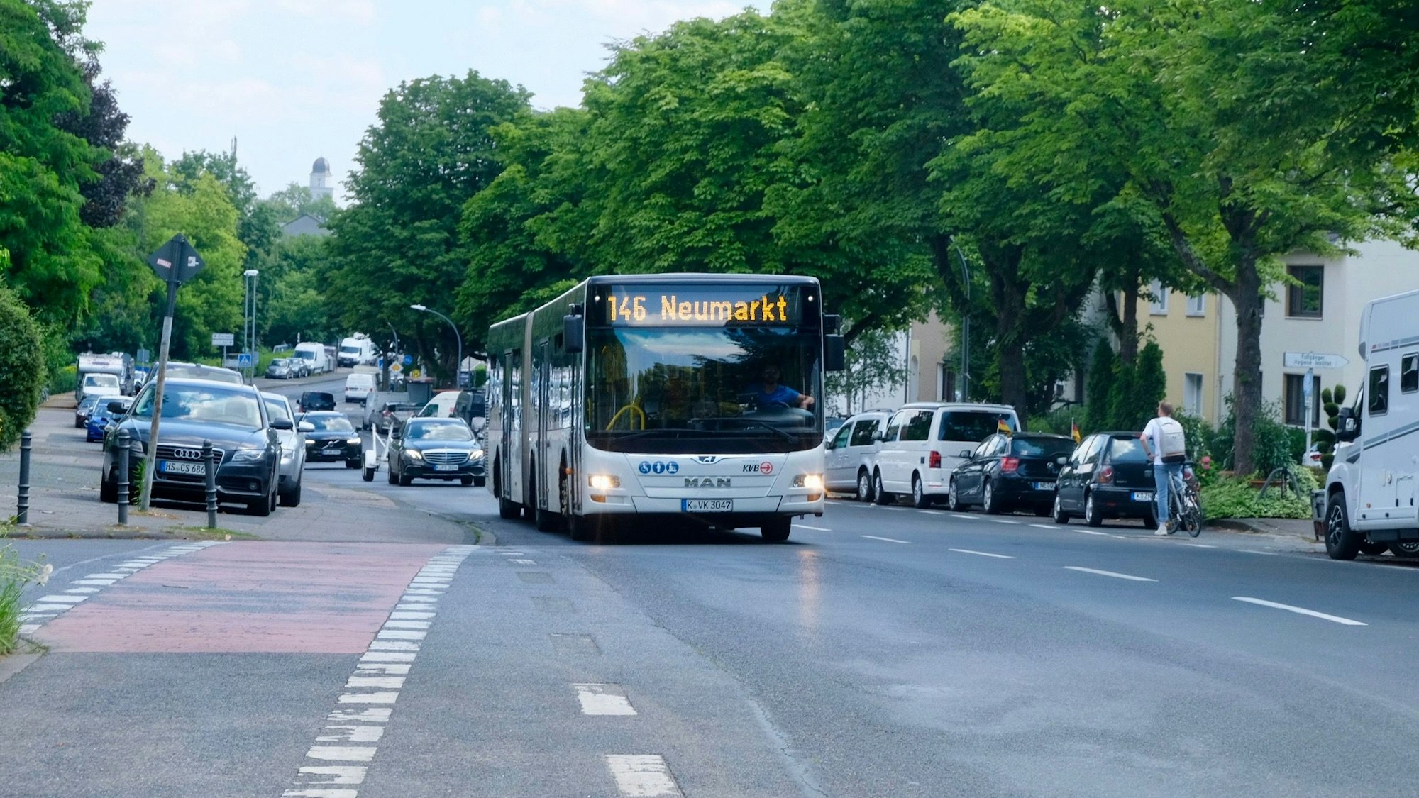 Die Buslinie 146 verkehrt derzeit zwischen Neumarkt und Deckstein in Lindenthal.