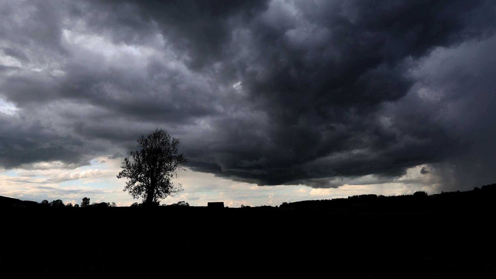 Eine dunkle Unwetterfront zieht am Himmel auf. In Köln und Region drohen spätestens ab Donnerstag Unwetter und Starkregen.(Symbolbild)