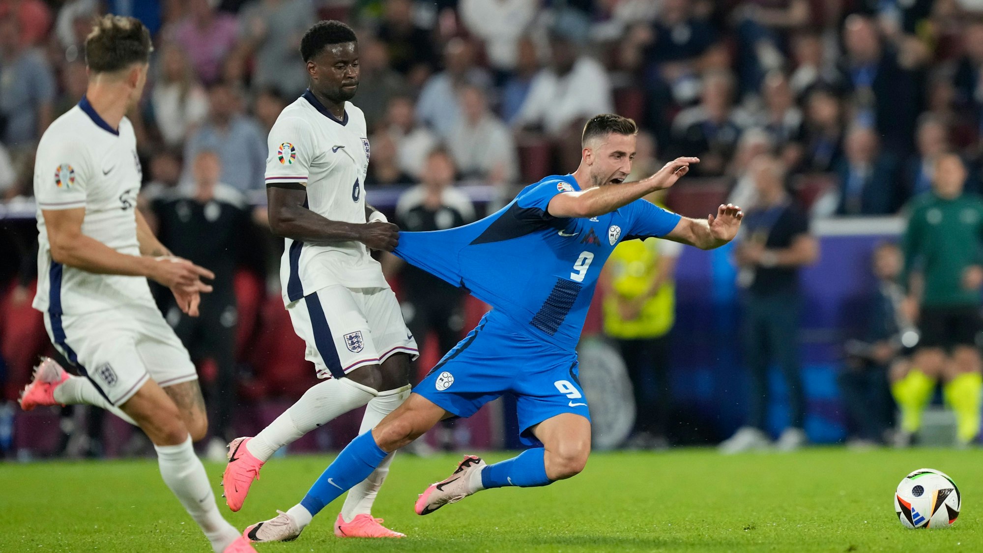 Der Slowene Andraz Sporar wird von Englands Marc Guehi gehalten. Das gab die Gelbe Karte.