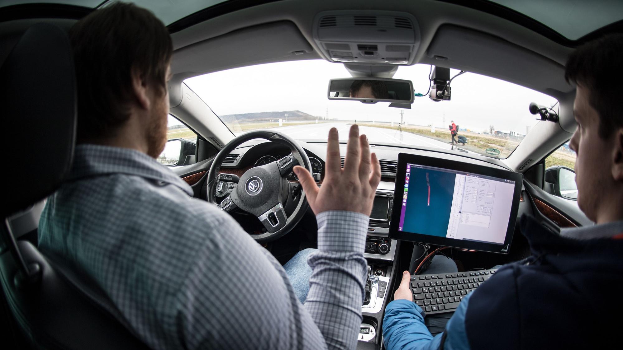 Forscher der RWTH Aachen fahren im Self Driving Lab (Anwendungslabor für automatisierte Fahrfunktion).
