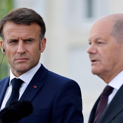 Emmanuel Macron bei einer Pressekonferenz zusammen mit Olaf Scholz (SPD). Der französische Präsident warnt vor den Wahlen vor „Bürgerkrieg“ in Frankreich. Die Le-Pen-Partei kritisierte derweil den Kanzler. (Archivbild)