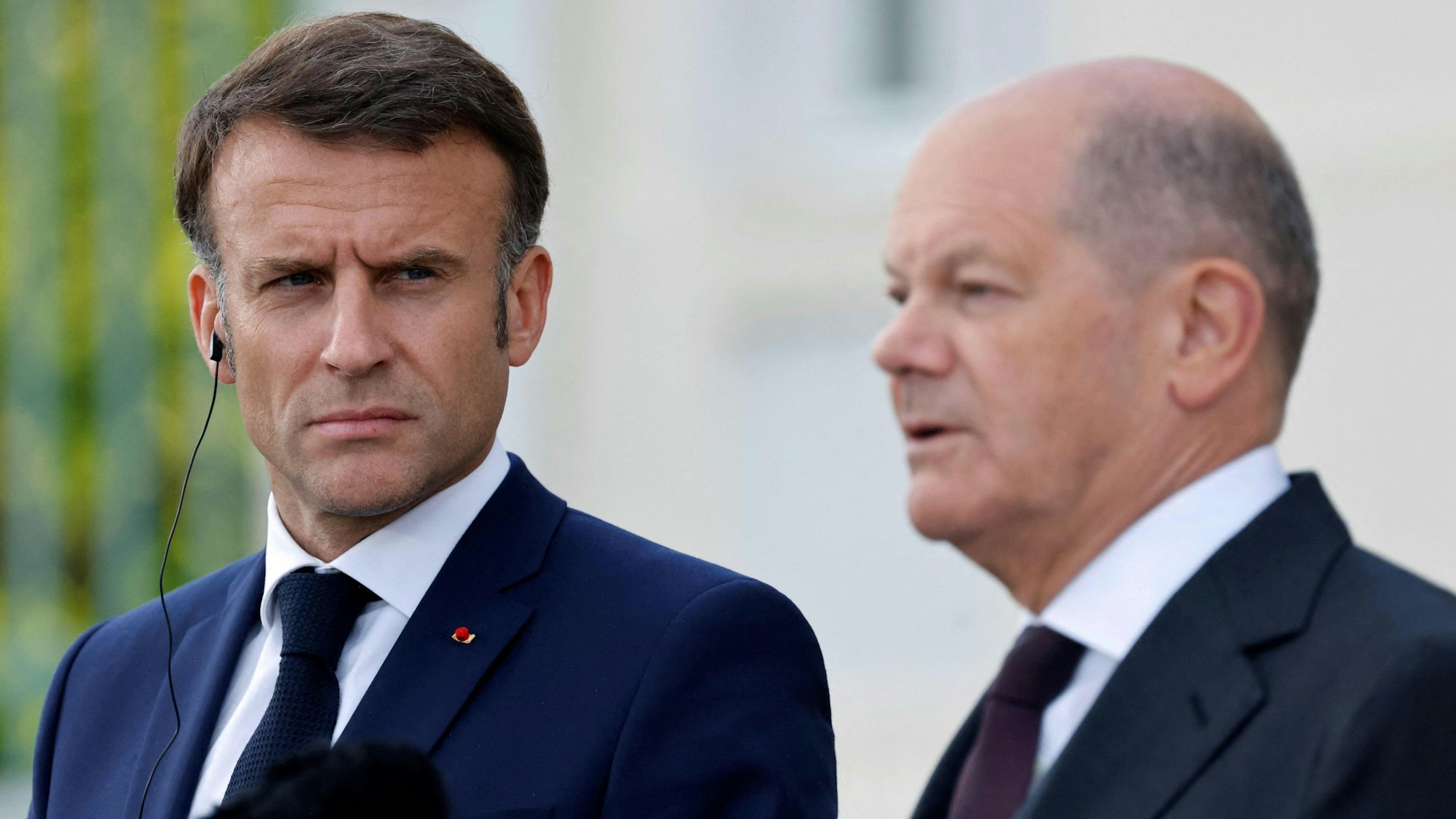 Emmanuel Macron bei einer Pressekonferenz zusammen mit Olaf Scholz (SPD). Der französische Präsident warnt vor den Wahlen vor „Bürgerkrieg“ in Frankreich. Die Le-Pen-Partei kritisierte derweil den Kanzler. (Archivbild)