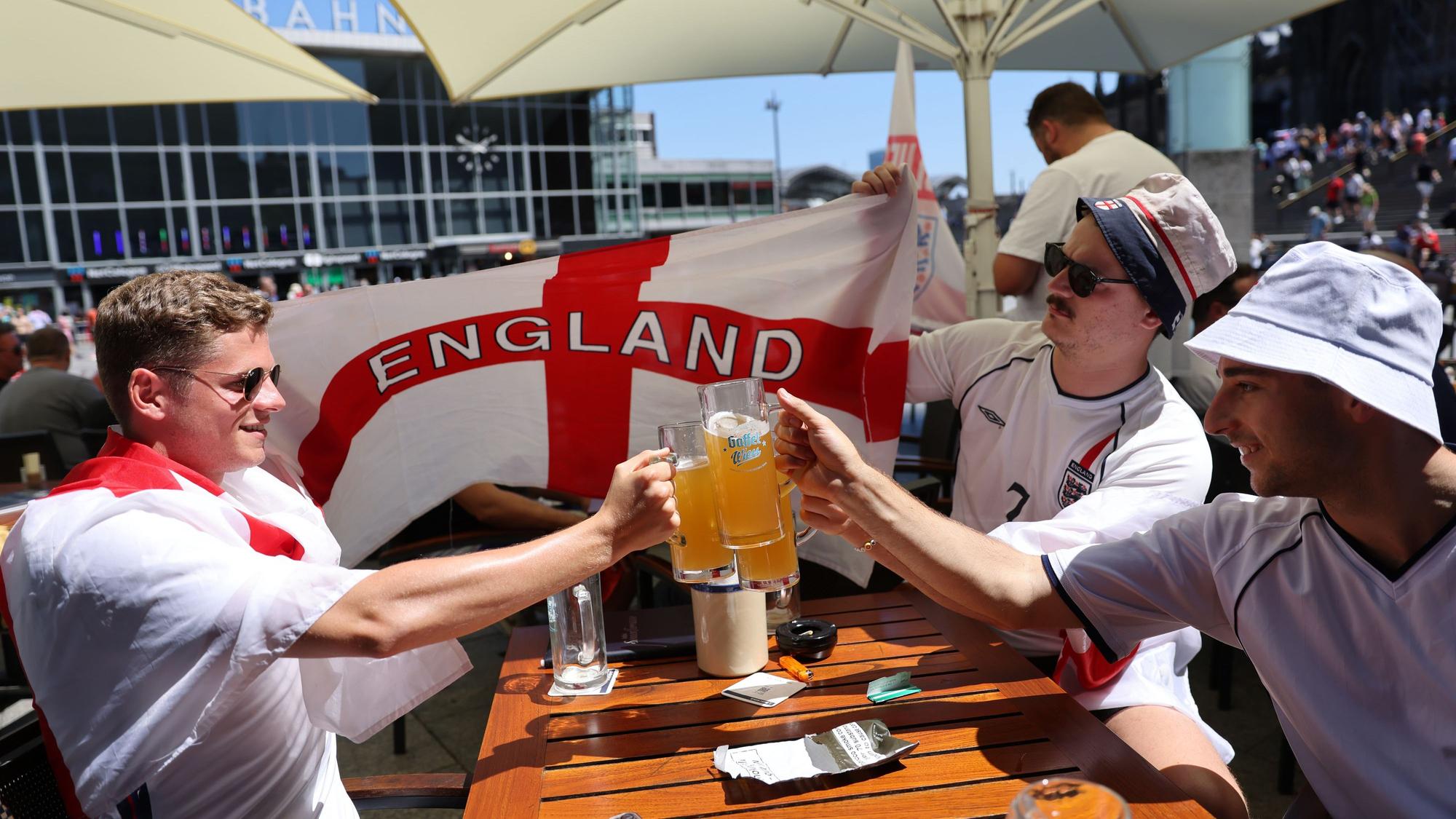 Cheers: Englische Fans stoßen im Gaffel am Dom auf den letzten Spieltag in Gruppe C an.