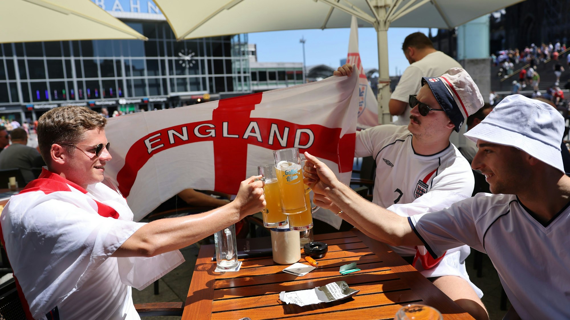 Cheers: Englische Fans stoßen im Gaffel am Dom auf den letzten Spieltag in Gruppe C an.