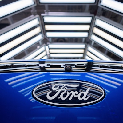 Ford Elektroautos vom Typ Explorer stehen beim Produktionsstart in der Halle.