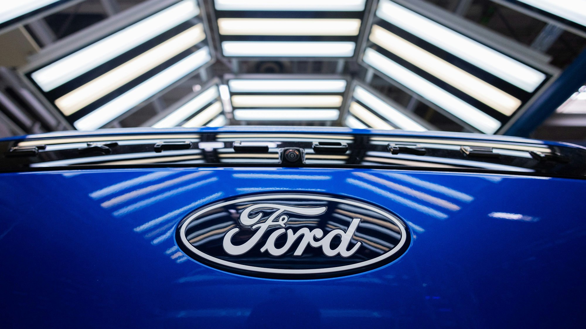 Ford Elektroautos vom Typ Explorer stehen beim Produktionsstart in der Halle.