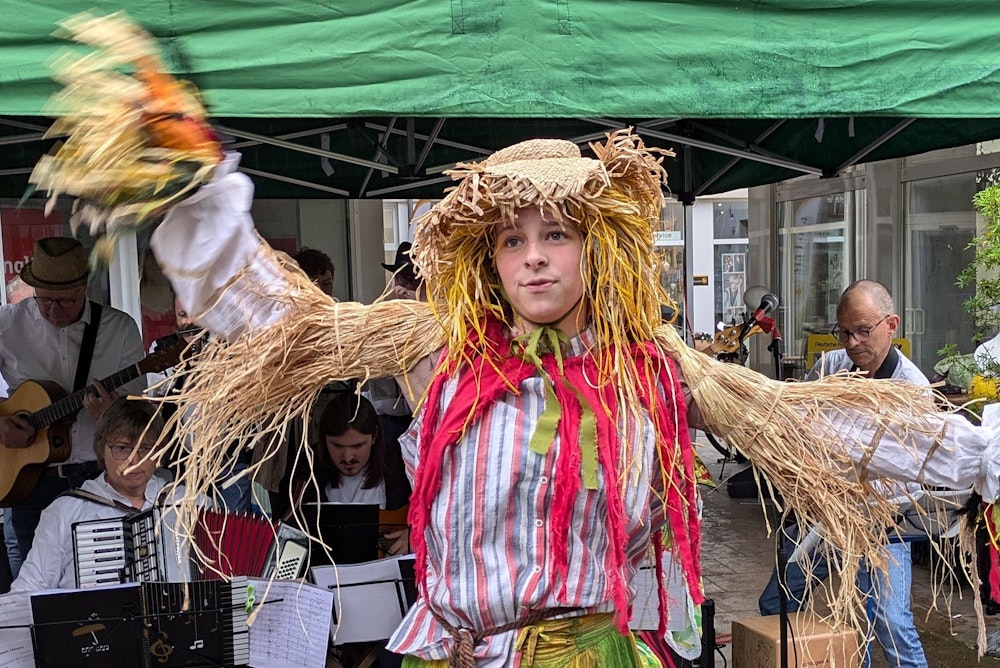 Marietta Inden (13) steht als "Scheuch ohne Verstand" in ihrer ersten Hauptrolle.  Copyright: Frank Engel-Strebel Marietta Inden (13) steht als "Scheuch ohne Verstand" in ihrer ersten Hauptrolle.  Copyright: Frank Engel-Strebel