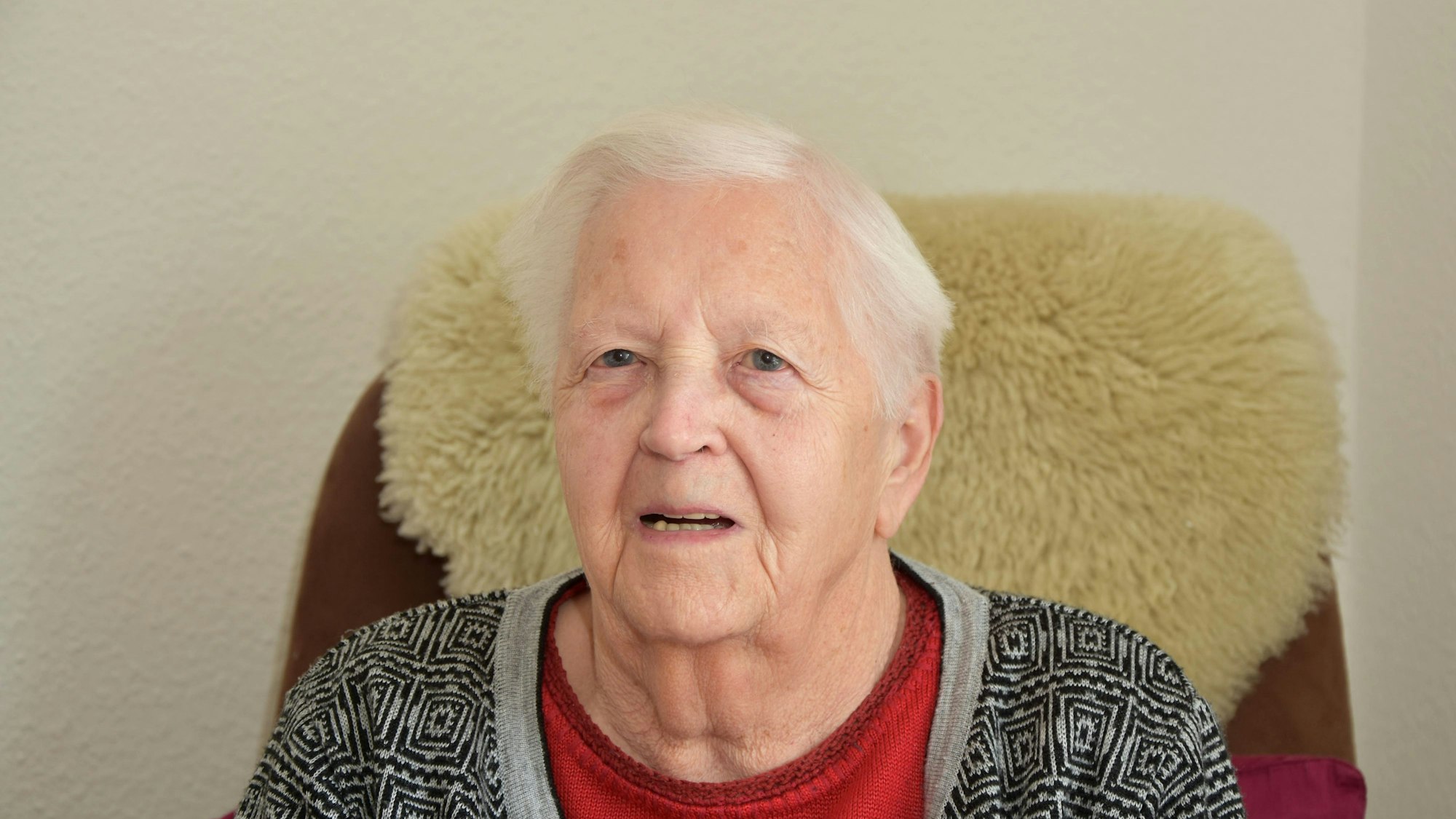 Vor 100 Jahren wurde Elisabeth Reuter in Berrendorf-Wüllenrath geboren. 1960 war ihr Mann Schützenkönig und sie fuhr mit ihm in einem offenen Wagen durch den Ort.