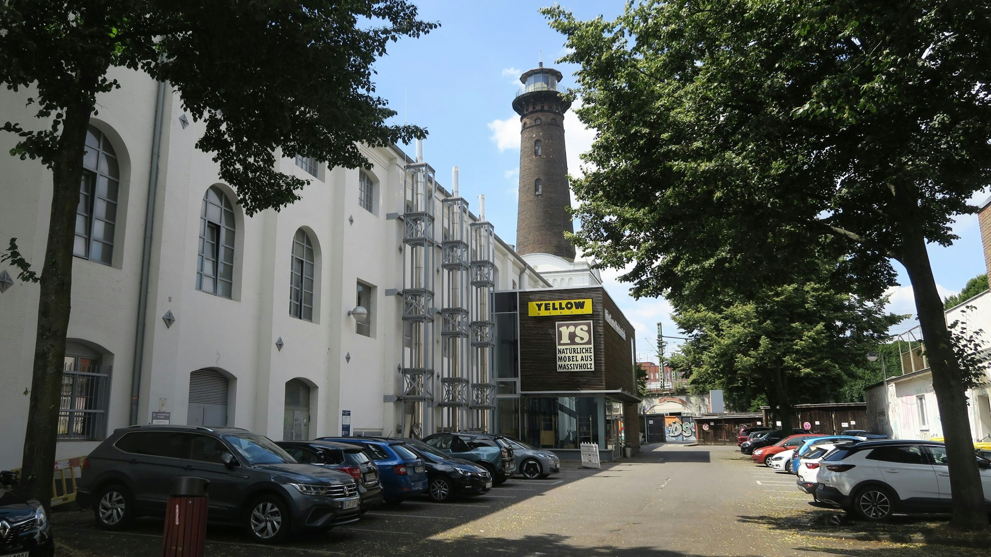 Nordwestseite der Rheinlandhalle, die nun nicht mehr umfahren werden soll