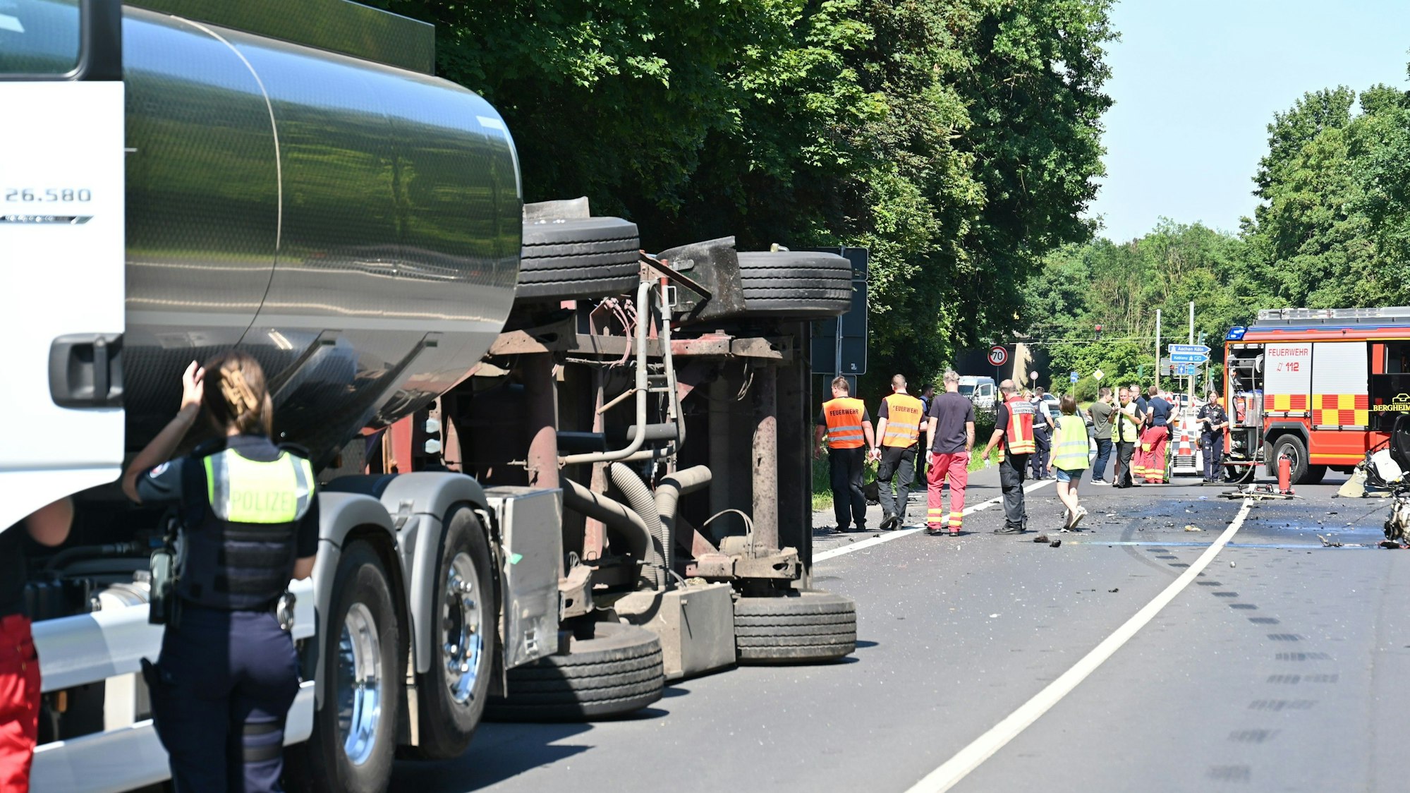 Das Bild zeigt die Unfallstelle mit Einsatzkräften.
