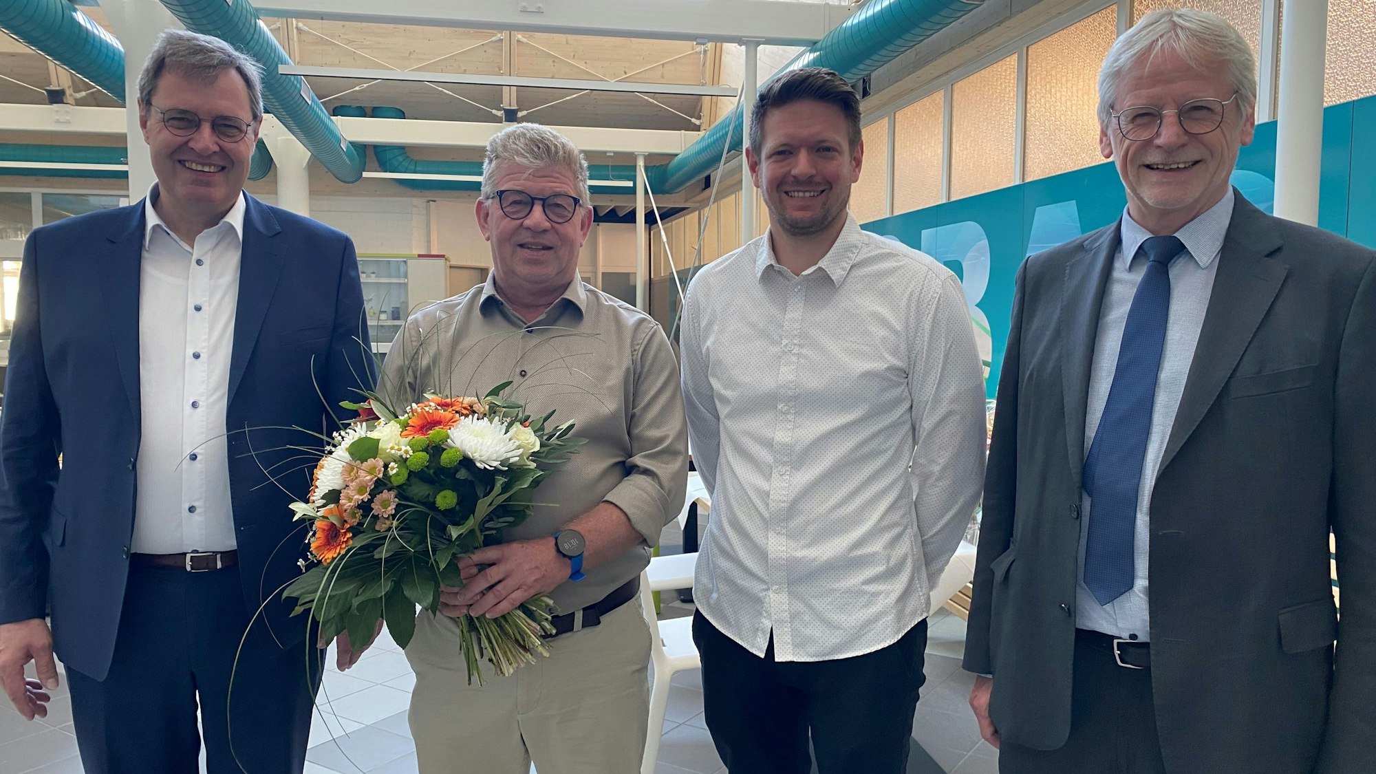 Zu sehen sind der alte und der neue Badleiter sowie Stadtwerke-Chef Thomas Isele und Bürgermeister Dieter Freytag.