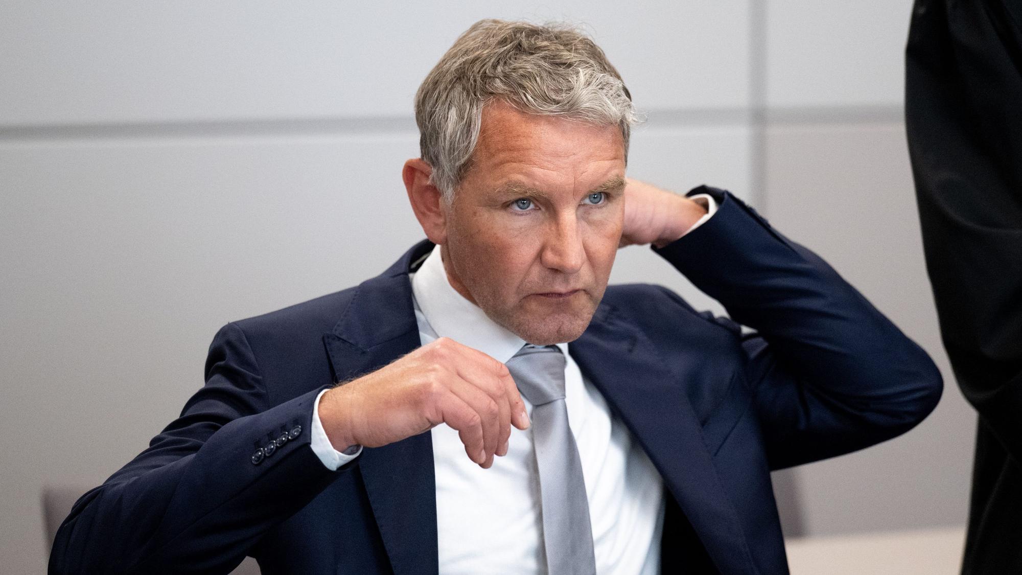Björn Höcke, Vorsitzender der Thüringer AfD, sitzt nach einer Verhandlungspause im Landgericht Halle/Saale. Höcke muss sich erneut wegen der Verwendung einer verbotenen Losung der Sturmabteilung (SA) verantworten.
