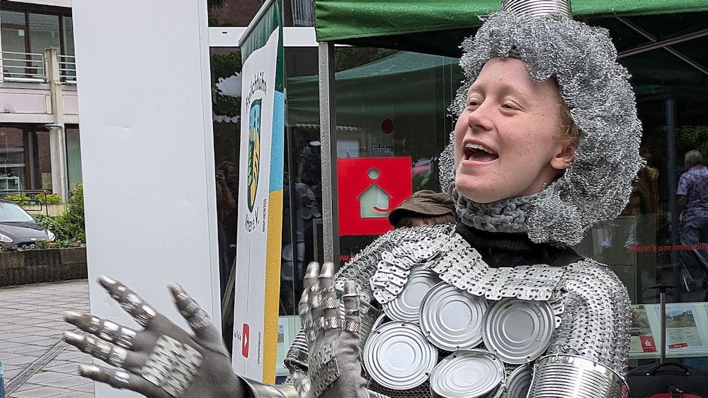 Im klappernden Kostüm der „Blechbüchse ohne Herz“ steckt Norah Lehnen.  Copyright: Frank Engel-Strebel Im klappernden Kostüm der „Blechbüchse ohne Herz“ steckt Norah Lehnen.  Copyright: Frank Engel-Strebel