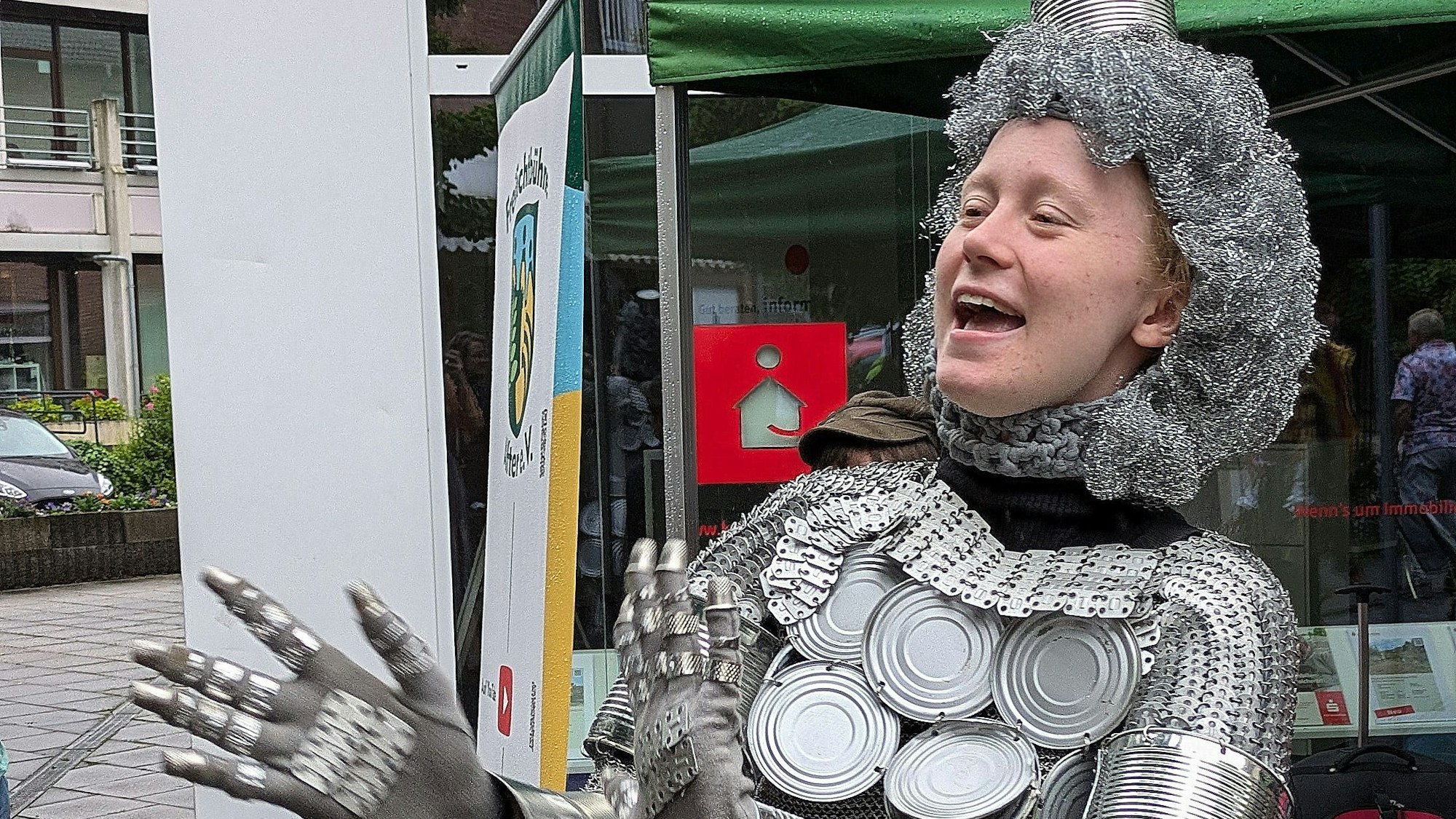 Im klappernden Kostüm der „Blechbüchse ohne Herz“ steckt Norah Lehnen.
