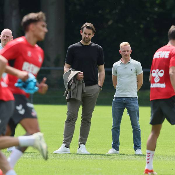 Nimmt die Talente in den Fokus: Sascha Bigalke (2.v.r.), hier an der Seite von Lizenzspielerleiter Thomas Kessler beim Trainingsauftakt.