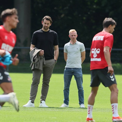 Nimmt die Talente in den Fokus: Sascha Bigalke (2.v.r.), hier an der Seite von Lizenzspielerleiter Thomas Kessler beim Trainingsauftakt.