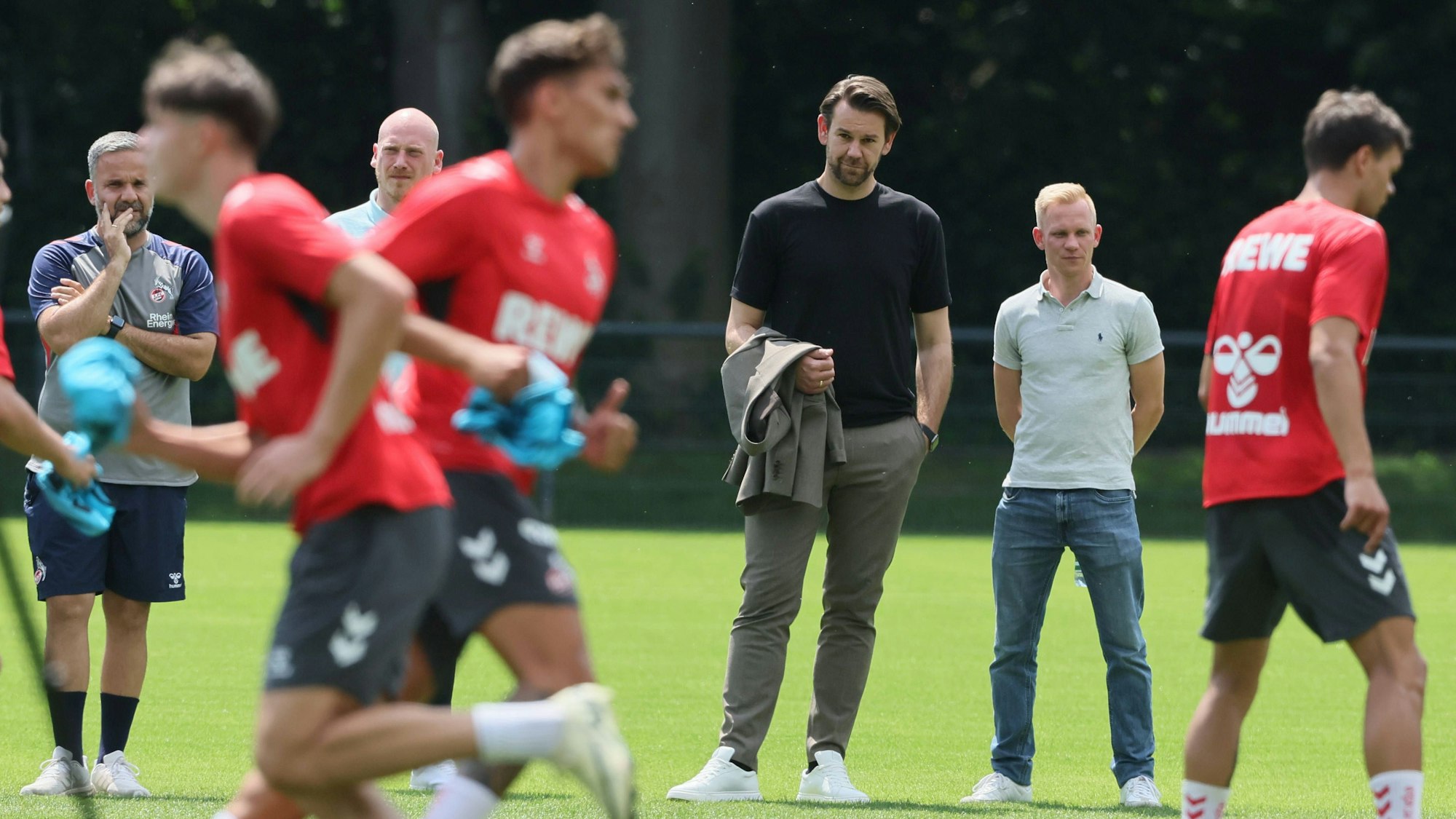 Nimmt die Talente in den Fokus: Sascha Bigalke (2.v.r.), hier an der Seite von Lizenzspielerleiter Thomas Kessler beim Trainingsauftakt.